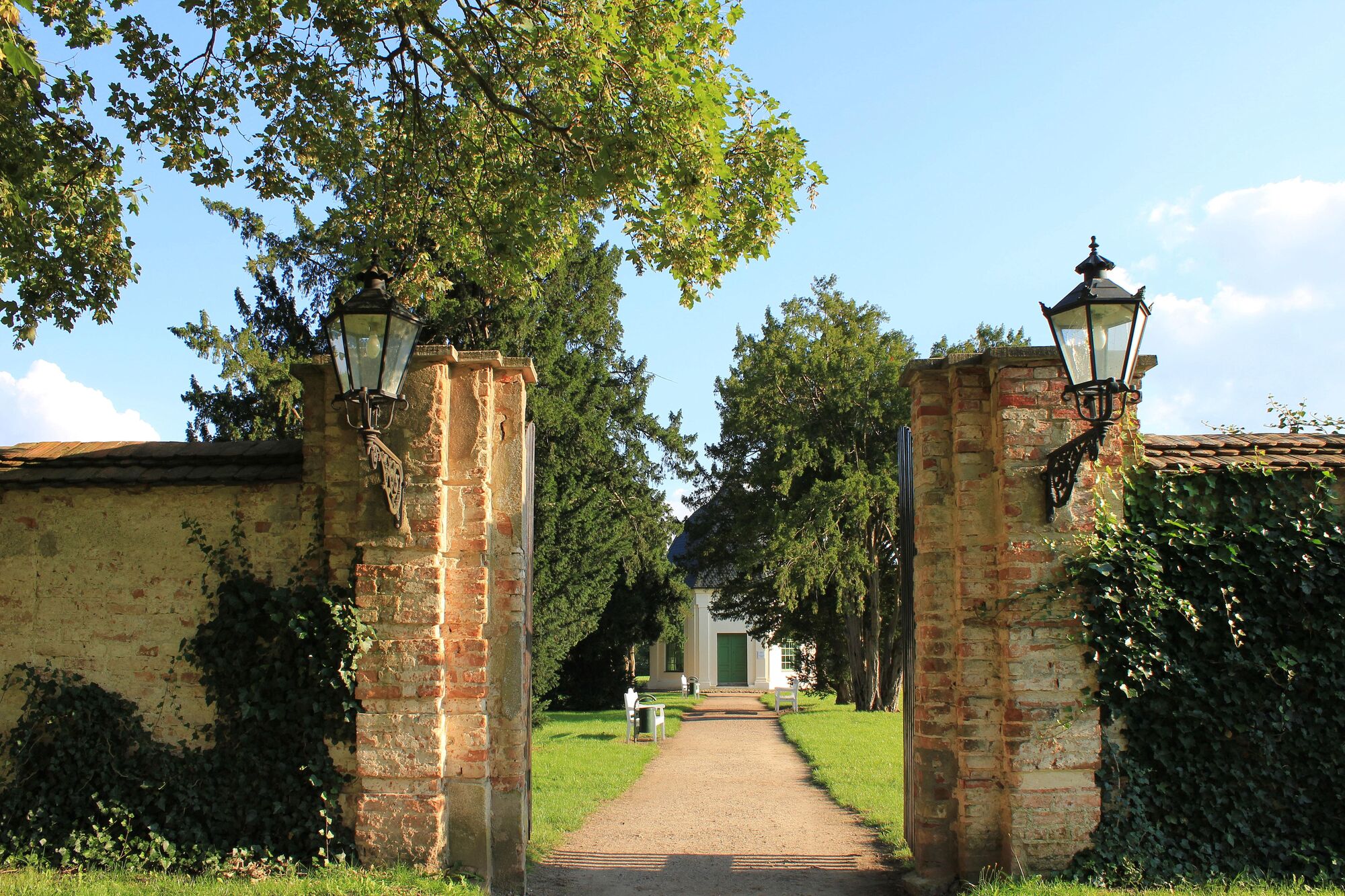 Im weißen Pavillon im Schlosspark können sich Brautpaare in wunderbarem Ambiente das ja-Wort geben. Im weißen Pavillon im Schlosspark können sich Brautpaare in wunderbarem Ambiente das ja-Wort geben.
